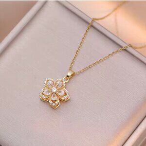 Shiny White Romantic Flower Pendant Necklace For Women